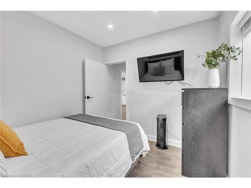 120 Vale Avenue, St. Catharines, ON - Indoor Photo Showing Bedroom