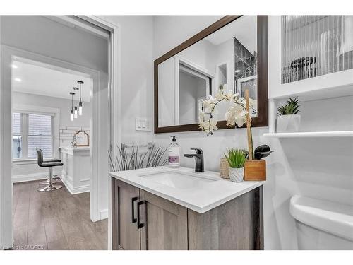 120 Vale Avenue, St. Catharines, ON - Indoor Photo Showing Bathroom