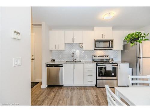 103-175 Commonwealth Street, Kitchener, ON - Indoor Photo Showing Kitchen With Stainless Steel Kitchen With Double Sink With Upgraded Kitchen