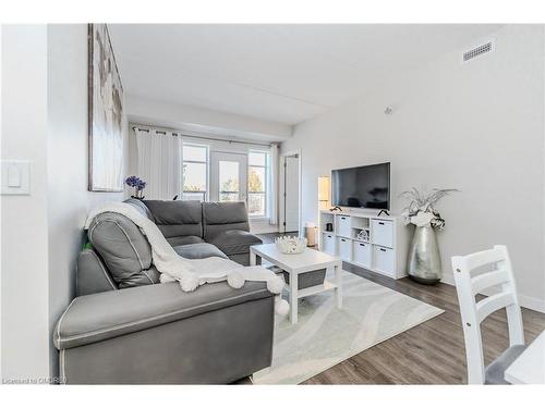 103-175 Commonwealth Street, Kitchener, ON - Indoor Photo Showing Living Room