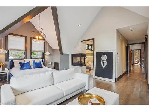 1031 Welwyn Drive, Mississauga, ON - Indoor Photo Showing Living Room