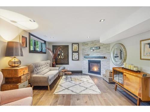 1031 Welwyn Drive, Mississauga, ON - Indoor Photo Showing Living Room With Fireplace