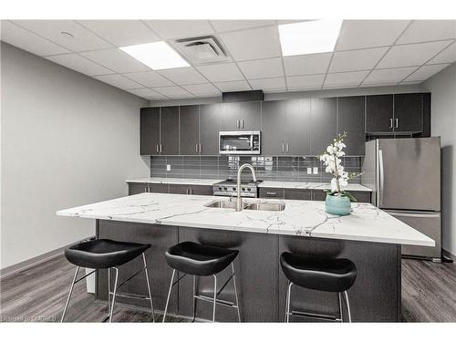 810-85 Robinson Street, Hamilton, ON - Indoor Photo Showing Kitchen With Upgraded Kitchen