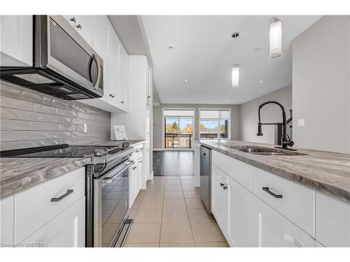 16-60 Arkell Road, Guelph, ON - Indoor Photo Showing Kitchen With Double Sink With Upgraded Kitchen