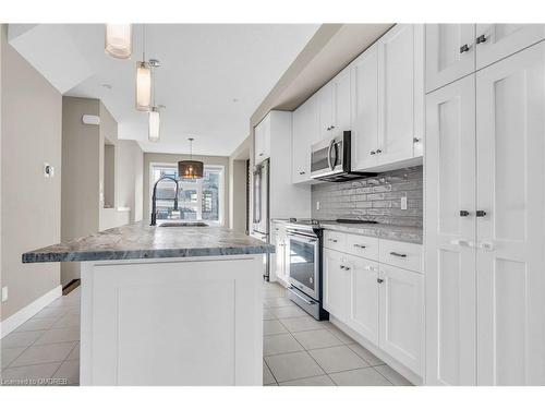 16-60 Arkell Road, Guelph, ON - Indoor Photo Showing Kitchen With Upgraded Kitchen