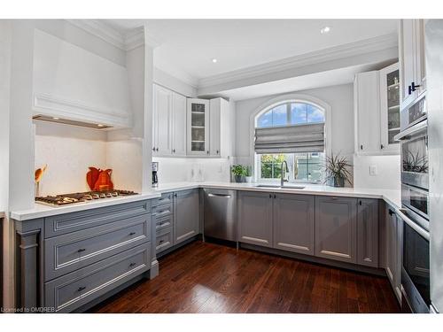 139 Wilson Street, Oakville, ON - Indoor Photo Showing Kitchen With Upgraded Kitchen