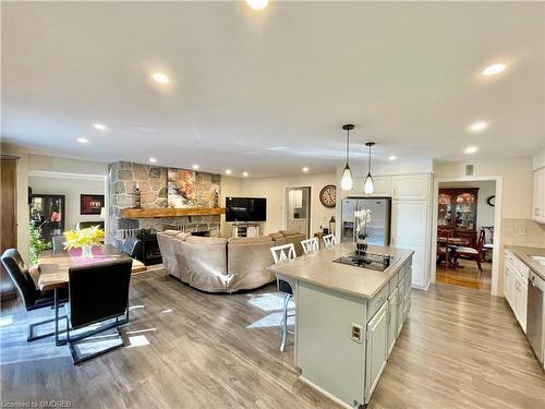 184 Dundas Street E, Waterdown, ON - Indoor Photo Showing Kitchen With Upgraded Kitchen