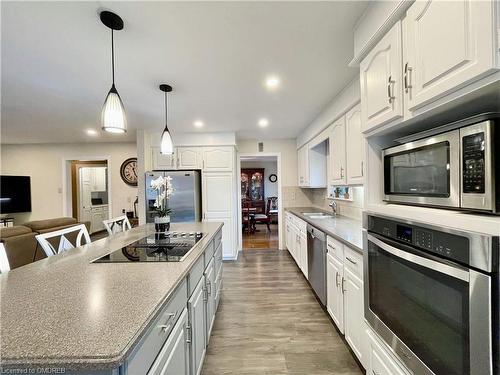 184 Dundas Street E, Waterdown, ON - Indoor Photo Showing Kitchen With Double Sink With Upgraded Kitchen