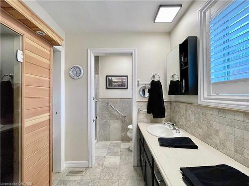 184 Dundas Street E, Waterdown, ON - Indoor Photo Showing Bathroom