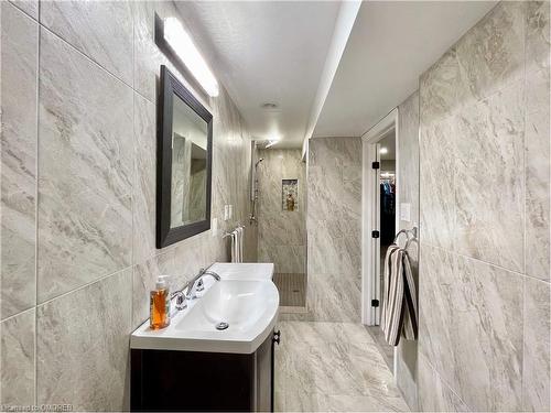 184 Dundas Street E, Waterdown, ON - Indoor Photo Showing Bathroom