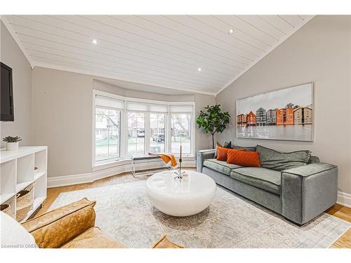 665 Montego Crescent, Burlington, ON - Indoor Photo Showing Living Room