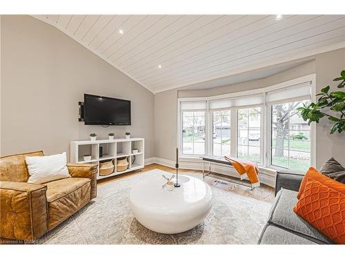 665 Montego Crescent, Burlington, ON - Indoor Photo Showing Living Room