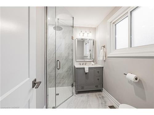 665 Montego Crescent, Burlington, ON - Indoor Photo Showing Bathroom