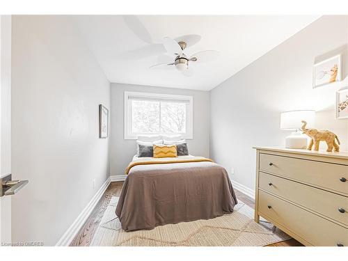 665 Montego Crescent, Burlington, ON - Indoor Photo Showing Bedroom