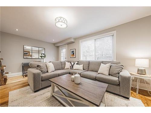 665 Montego Crescent, Burlington, ON - Indoor Photo Showing Living Room