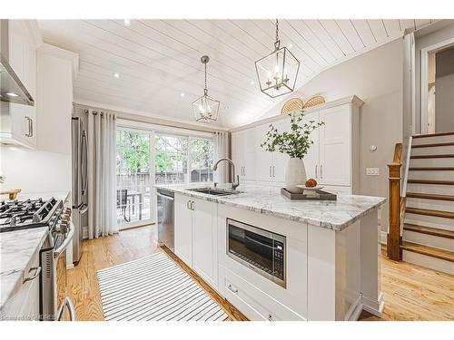 665 Montego Crescent, Burlington, ON - Indoor Photo Showing Kitchen With Upgraded Kitchen