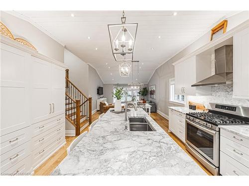 665 Montego Crescent, Burlington, ON - Indoor Photo Showing Kitchen With Upgraded Kitchen