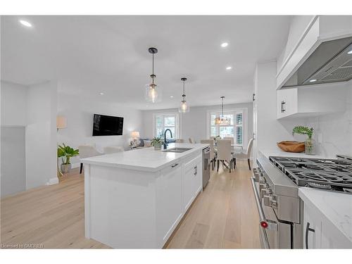 675 Woodview Road, Burlington, ON - Indoor Photo Showing Kitchen With Upgraded Kitchen