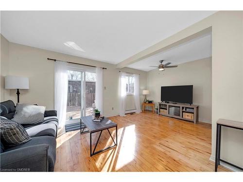 26-59 Maple Avenue, Georgetown, ON - Indoor Photo Showing Living Room