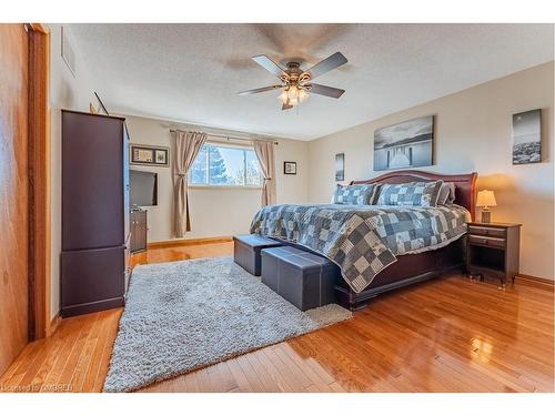 2080 Sixth Line, Oakville, ON - Indoor Photo Showing Bedroom