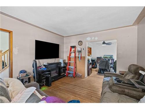 47 Barnesdale Avenue N, Hamilton, ON - Indoor Photo Showing Living Room