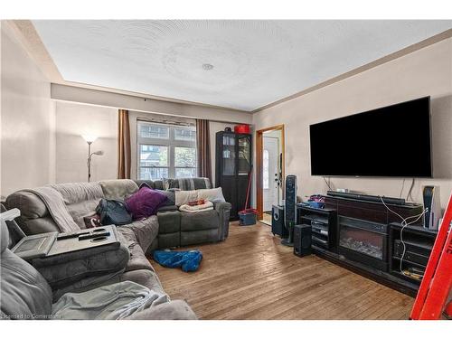 47 Barnesdale Avenue N, Hamilton, ON - Indoor Photo Showing Living Room