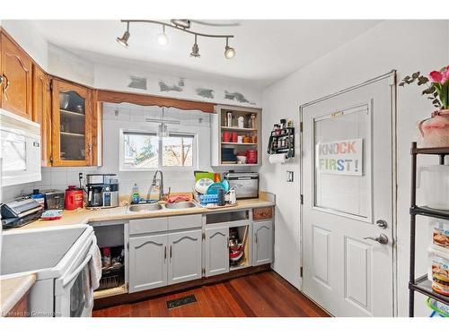 47 Barnesdale Avenue N, Hamilton, ON - Indoor Photo Showing Kitchen