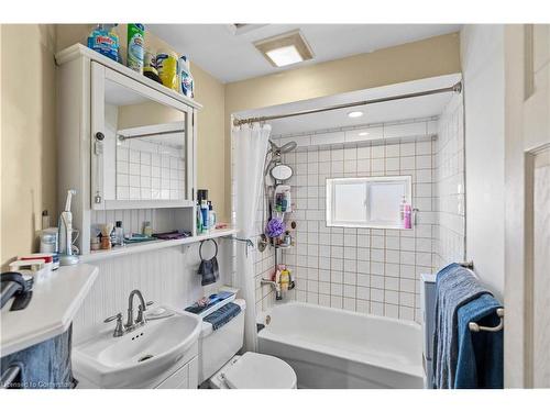 47 Barnesdale Avenue N, Hamilton, ON - Indoor Photo Showing Bathroom