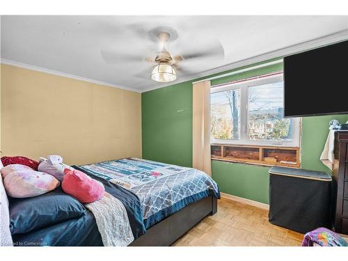 47 Barnesdale Avenue N, Hamilton, ON - Indoor Photo Showing Bedroom