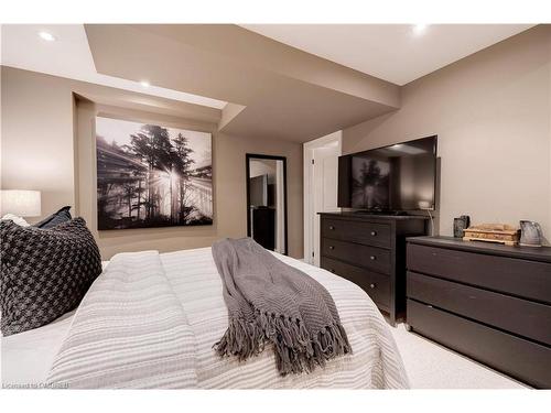 400 Claremont Crescent, Oakville, ON - Indoor Photo Showing Bedroom