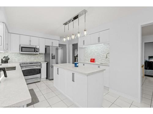 265 River Glen Boulevard, Oakville, ON - Indoor Photo Showing Kitchen With Double Sink With Upgraded Kitchen