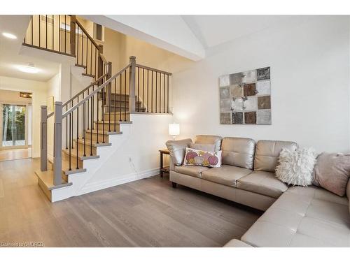 5021 Bunton Crescent, Burlington, ON - Indoor Photo Showing Living Room