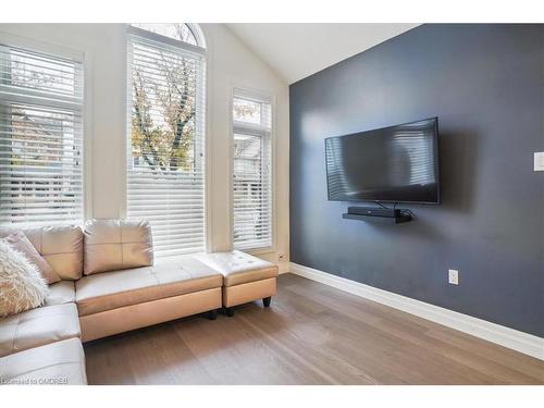 5021 Bunton Crescent, Burlington, ON - Indoor Photo Showing Living Room