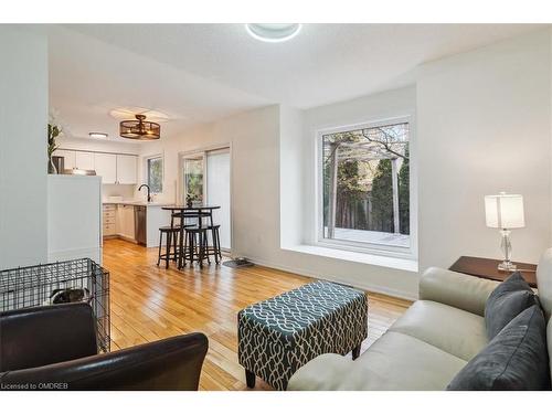 5021 Bunton Crescent, Burlington, ON - Indoor Photo Showing Living Room