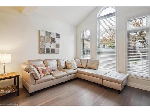 5021 Bunton Crescent, Burlington, ON - Indoor Photo Showing Living Room