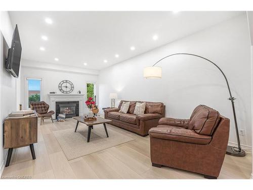 8383 Heikoop Crescent, Niagara Falls, ON - Indoor Photo Showing Living Room With Fireplace