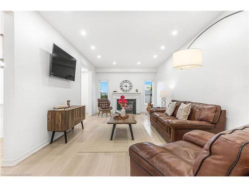 8383 Heikoop Crescent, Niagara Falls, ON - Indoor Photo Showing Living Room