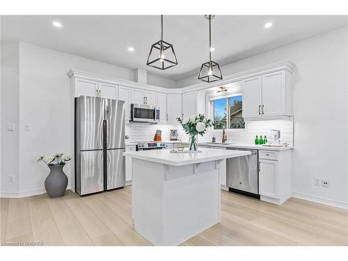 8383 Heikoop Crescent, Niagara Falls, ON - Indoor Photo Showing Kitchen With Upgraded Kitchen