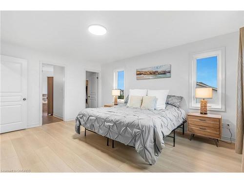 8383 Heikoop Crescent, Niagara Falls, ON - Indoor Photo Showing Bedroom