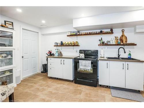 8383 Heikoop Crescent, Niagara Falls, ON - Indoor Photo Showing Kitchen With Double Sink