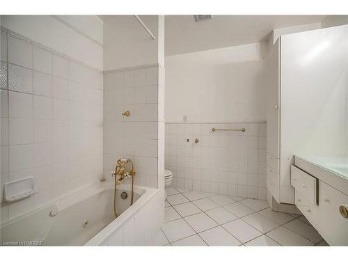 1340 Contour Drive, Mississauga, ON - Indoor Photo Showing Bathroom