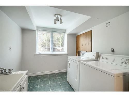 1340 Contour Drive, Mississauga, ON - Indoor Photo Showing Laundry Room