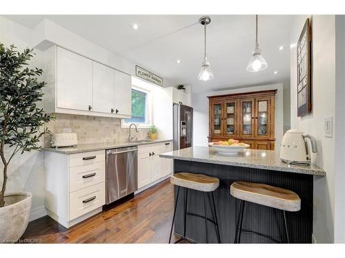 105 Osborne Crescent, Oakville, ON - Indoor Photo Showing Kitchen With Upgraded Kitchen