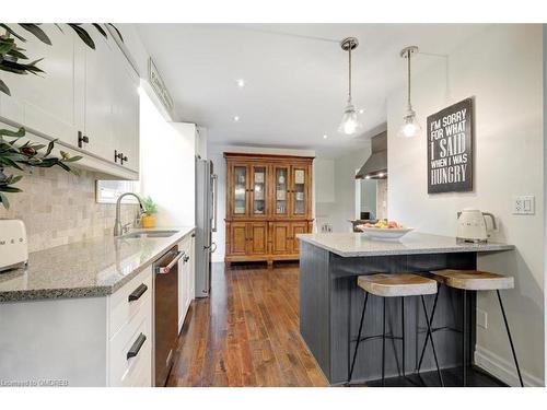 105 Osborne Crescent, Oakville, ON - Indoor Photo Showing Kitchen With Upgraded Kitchen