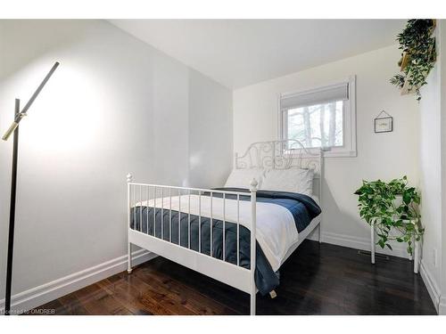 105 Osborne Crescent, Oakville, ON - Indoor Photo Showing Bedroom