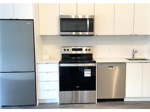 513-1440 Clarriage Court, Milton, ON - Indoor Photo Showing Kitchen With Stainless Steel Kitchen With Upgraded Kitchen