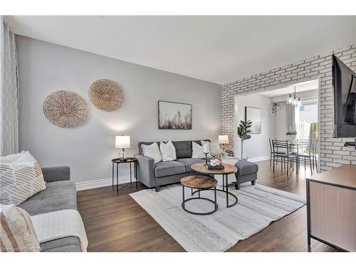 59-5475 Lakeshore Road, Burlington, ON - Indoor Photo Showing Living Room