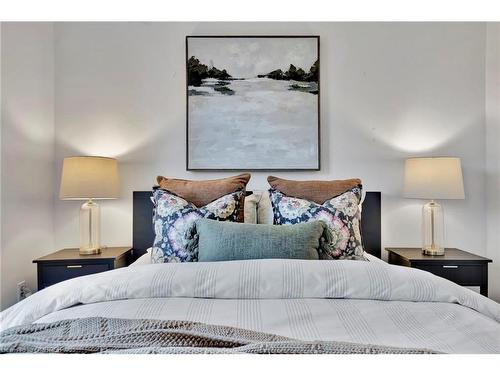 59-5475 Lakeshore Road, Burlington, ON - Indoor Photo Showing Bedroom