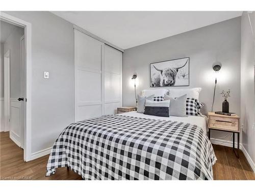 59-5475 Lakeshore Road, Burlington, ON - Indoor Photo Showing Bedroom