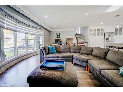 2132 Maplewood Drive, Burlington, ON - Indoor Photo Showing Living Room